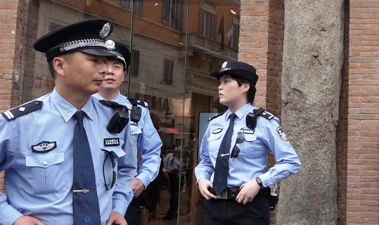 poliziotti cinesi
