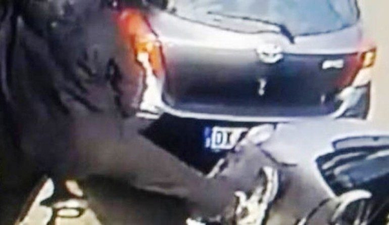iracheno che tirava calci alle auto