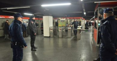 due agenti della Pometro di Milano aggrediti