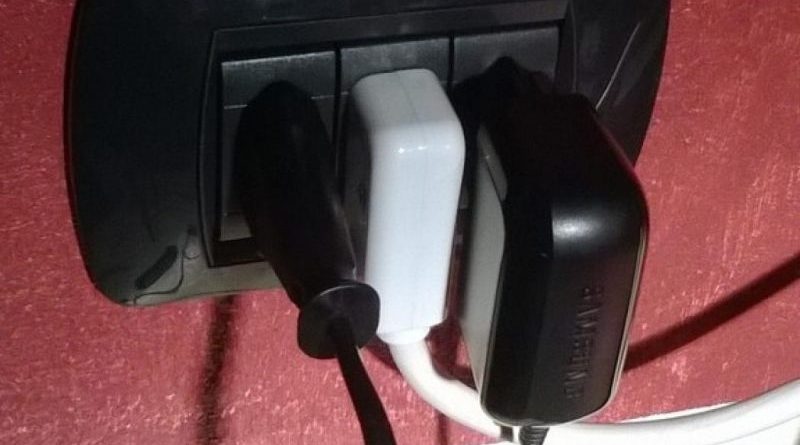 Studenti lasciano caricabatterie attaccato