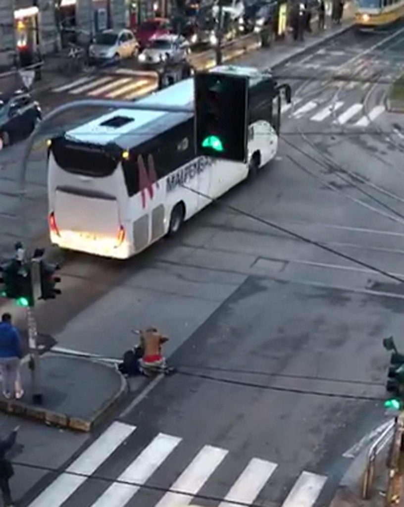 accoltellato davanti ai passanti tra via Farini e viale Stelvio