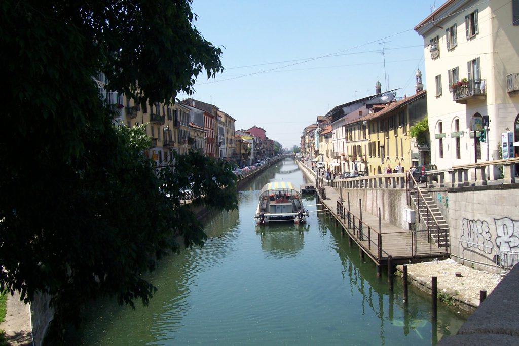 quarantenne cade nel Naviglio grande