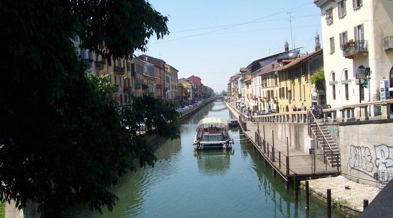 quarantenne cade nel Naviglio grande