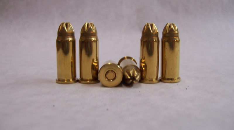 Sessantenne va in giro per Milano con una pistola nei jeans