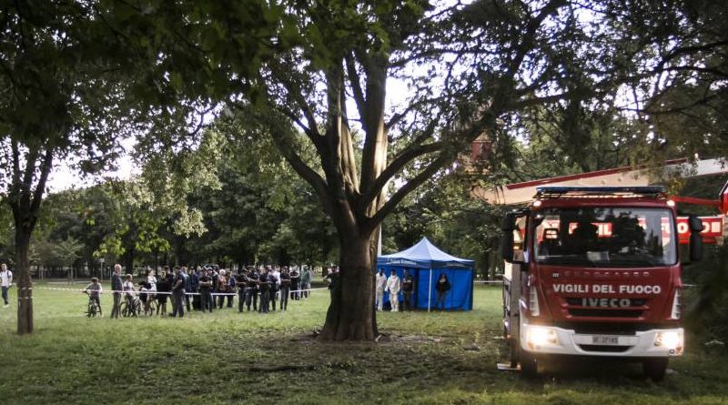 Uomo impiccato ad un albero nel parco della Resistenza