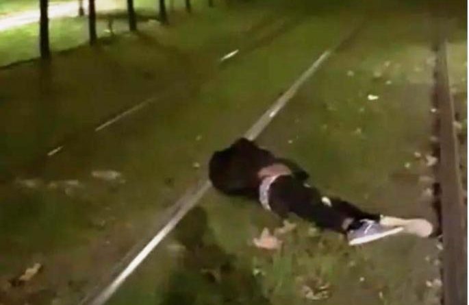 Ubriaco si addormenta sui binari del tram