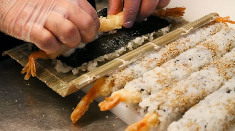 La preparazione degli uramaki