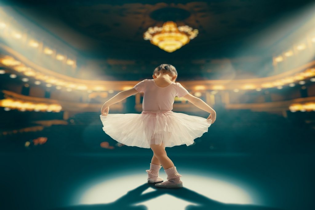 ballerina bambina con teatro vuoto