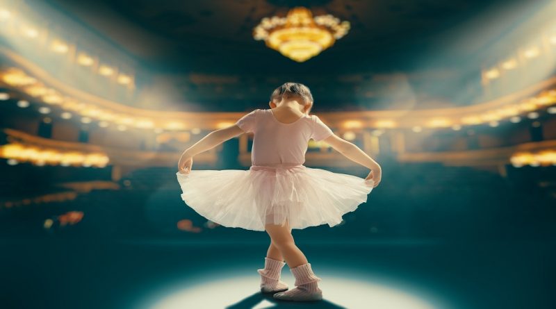 ballerina bambina con teatro vuoto