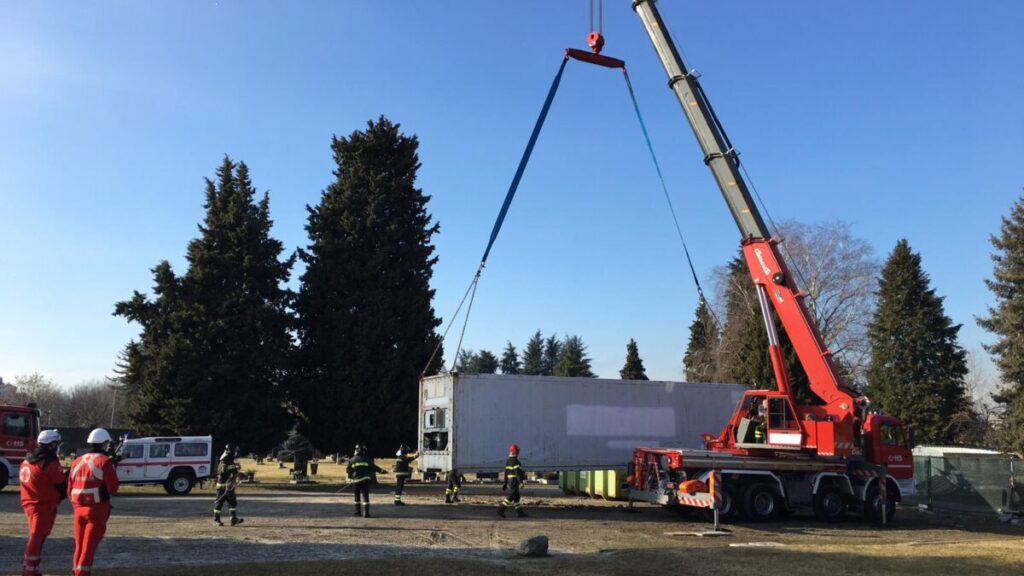 A Como il container per le salme