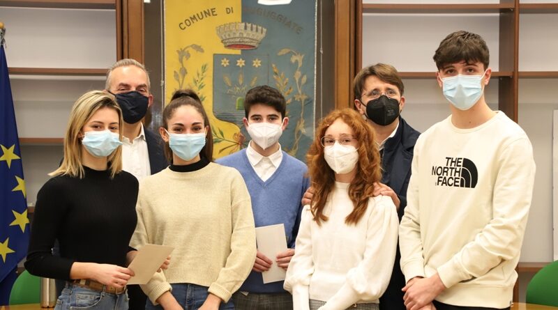 Buguggiate. Premiati gli studenti migliori: l'impegno a scuola diventa impegno civico e per l'ambiente