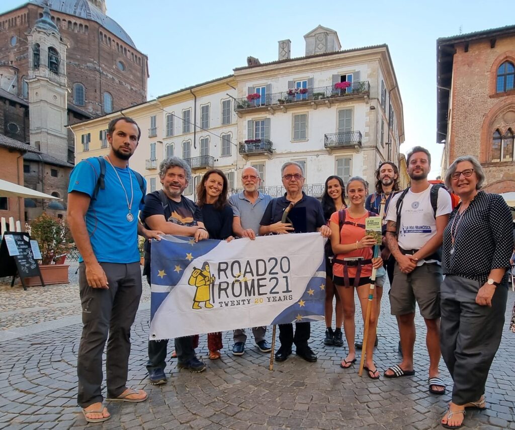 Questi pellegrini hanno camminato centinaia di chilometri per incontrarsi a Pavia