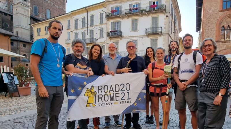 Questi pellegrini hanno camminato centinaia di chilometri per incontrarsi a Pavia