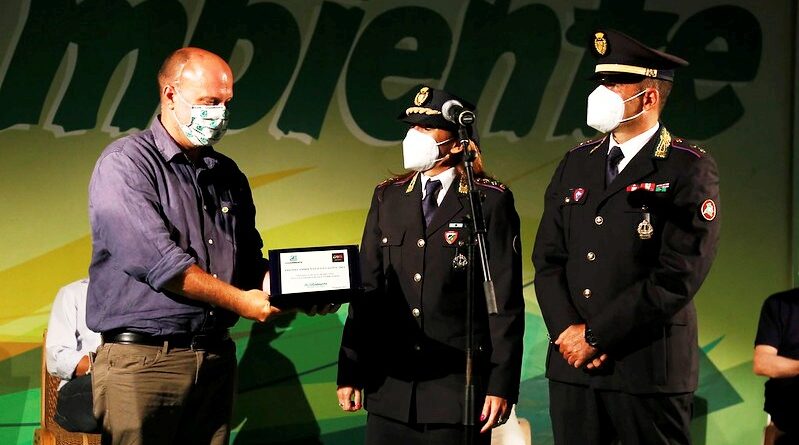 La Polizia locale premiata da Legambiente e Libera per l'operazione Rifiuti preziosi - ph comune milano