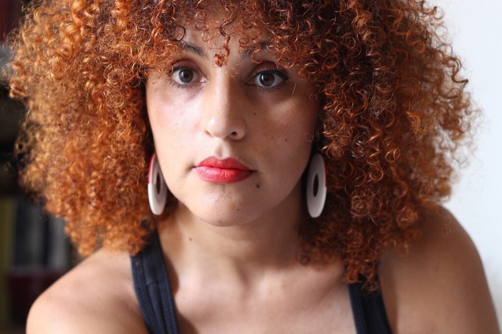 Come curare i capelli crespi: i consigli per uno styling perfetto