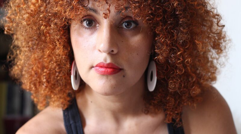 Come curare i capelli crespi: i consigli per uno styling perfetto