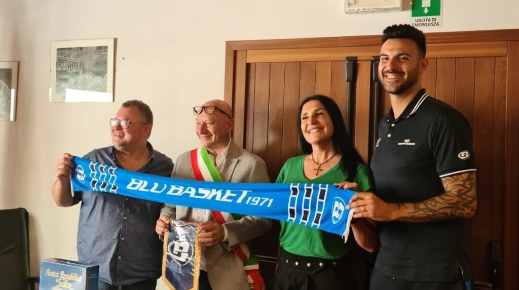 Magoni con presidente Stefano Mascio sindaco Marco Pizio capitano Brian Sacchetti ph regione lombardia