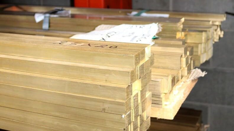 Barre piatte ottone senza piombo disponibili alla vendita, in giacenza nei magazzini di Fratelli Carugo a Cinisello Balsamo (Milano) 04L