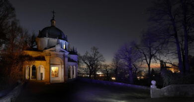 Le cappelle del Sacro Monte reinterpretate in pittografie su metallo: a Buguggiate la mostra di Walter Capelli