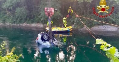 Tragedia a Senago: auto con nove ragazzi esce di strada e finisce nel canale Villoresi, morti tre diciassettenni