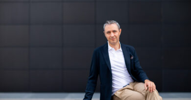 Alessandro Della Savia, il fotografo a cui manager e professionisti di Milano affidano la propria immagine