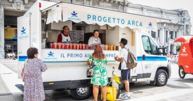 Ferragosto a Milano, Progetto Arca porta l’anguria a chi è solo e senza dimora: appuntamento anche in altre tre città
